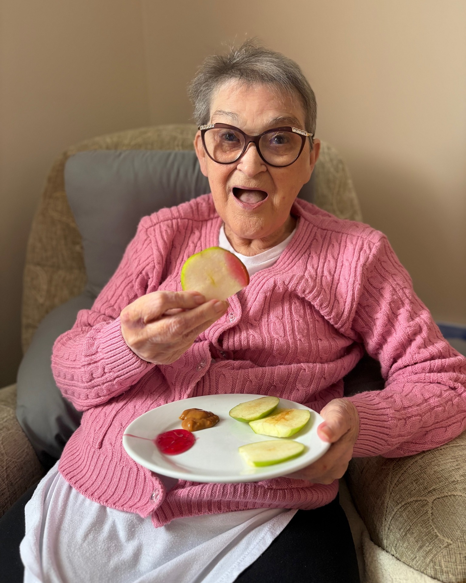 #lindisfarneshotton 
🍏 A Day Full of Apples, Art & Laughter! 🎨🎶

On Friday, we celebrated Eat an Apple Day with plenty of fun, laughter and creativity!

Our morning started with apple and sauce taste-testing it was sweet, tangy, and everything in between! 🍎😋 

Then we rolled up our sleeves and spent the afternoon doing some apple and potato painting, creating colourful masterpieces and even a few paint makeovers from our glamorous ladies! 💄.