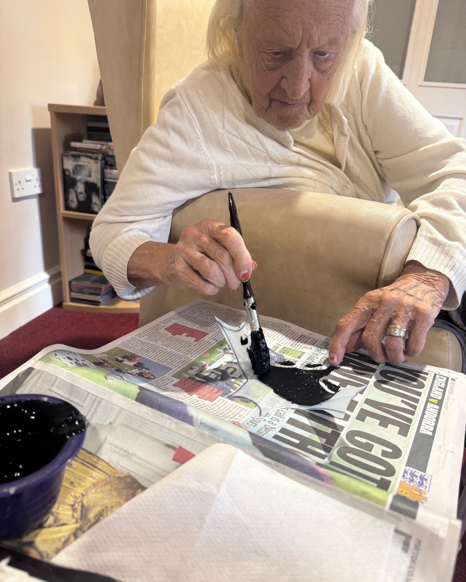 Our residents had a Spooktacular time getting creative with Halloween arts and crafts! They turned recycled milk bottles into fun and festive decorations, showing how sustainability and creativity can go hand in hand 🖌️♻️