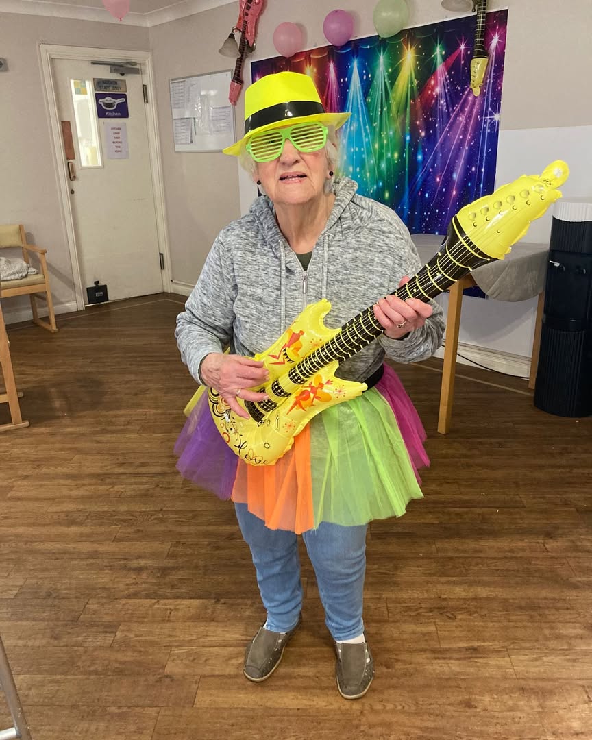 Our neon party here at #stmarysnursinghome with the great Sam Naylor singing 60s to the 90s for everybody to enjoy 😍 We never stopped dancing!