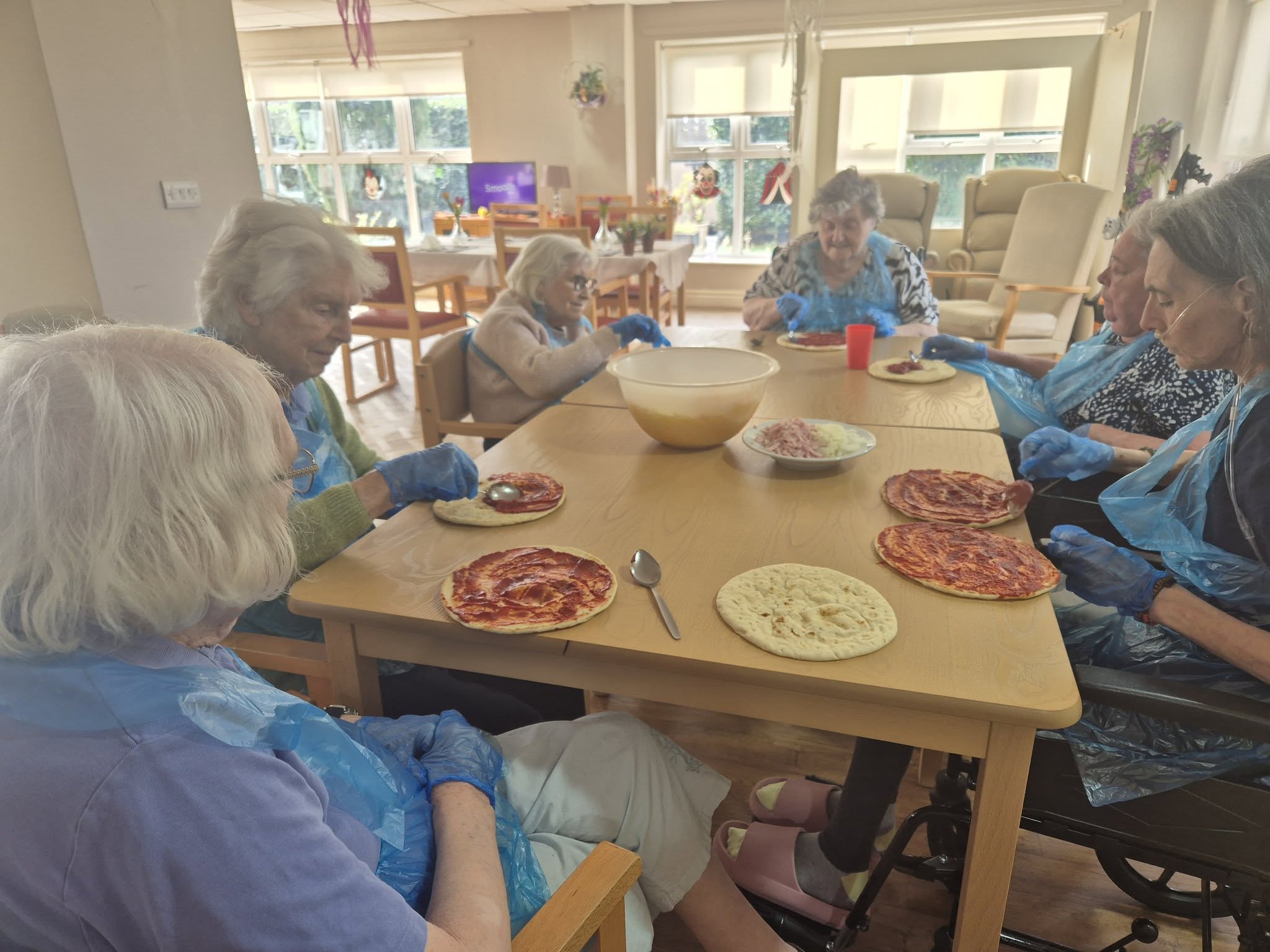 Here we have some of our lovely residents at #lindisfarneouston making pizzas for their tea. Looks delicious 😋