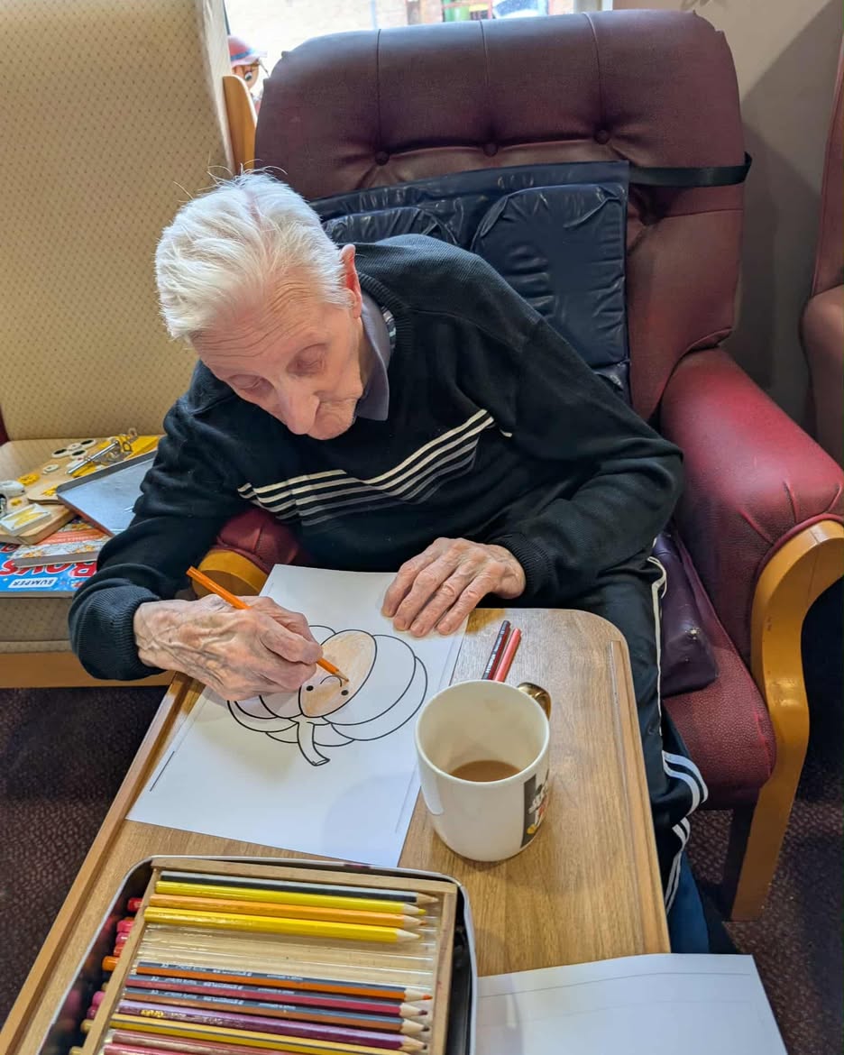 Our residents at #lindisfarnenewtonaycliffe really enjoyed doing autumn and Halloween crafts 😍