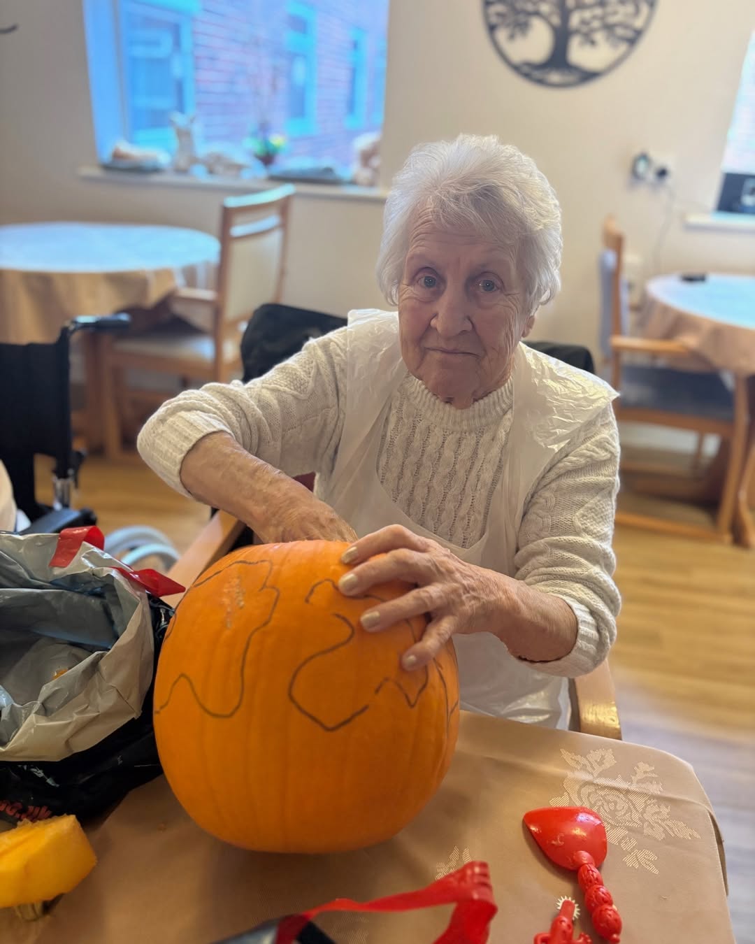 🎃 Everyone got into the Halloween spirit at #lindisfarneshotton 👻
Our residents had a fantastic afternoon carving pumpkins and sharing plenty of laughs along the way. From spooky faces to funny designs, everyone showed their creative side! 🧡

It’s always lovely to see how much fun these seasonal activities bring to our home ✨