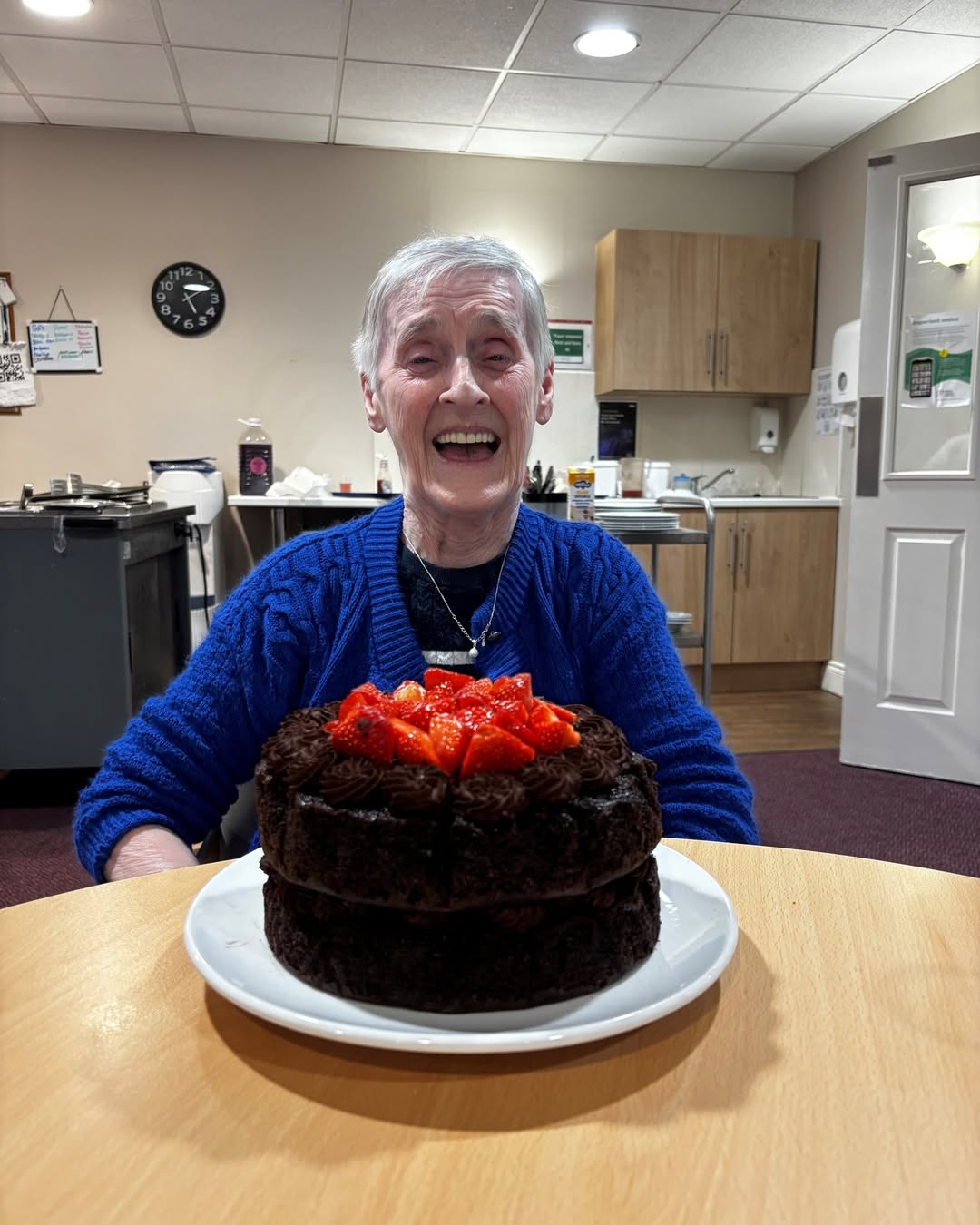 #lindisfarnenewtonaycliffe 
On 05.11.2025 it was Mary’s birthday and we celebrated in style, and Mary loved the cake that the cook had made for her 😍