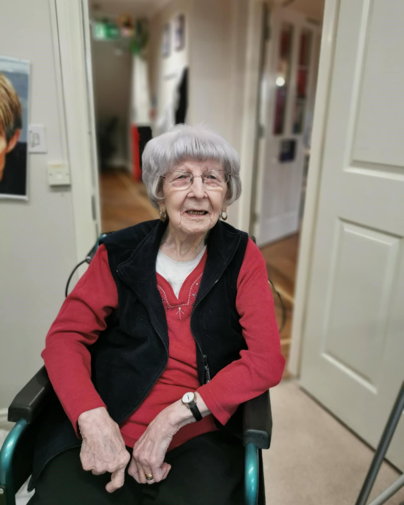 #lindisfarnenewtonaycliffe 
Our resident hairdresser Caroline was in yesterday.  The residents enjoy seeing Caroline and having their hair done in the Hair Salon 👱🏻‍♀️