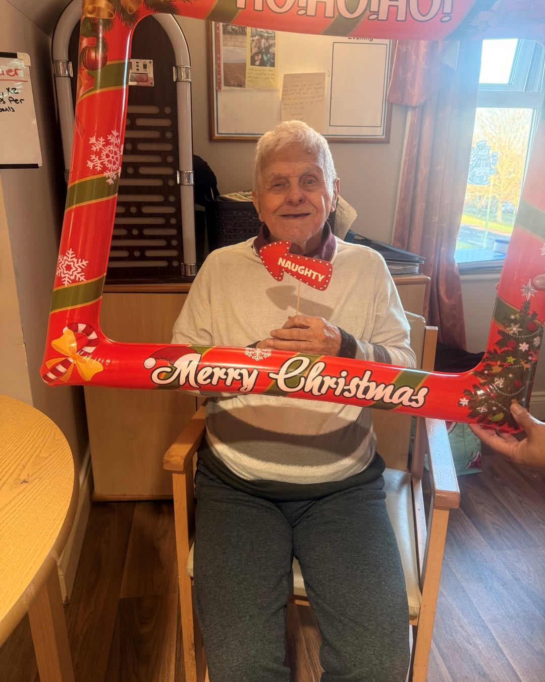 #lindisfarnenewtonaycliffe
Our residents are enjoying getting ready for Christmas - Here are some photos that we took whilst the floors were being decorated 🎄🎄