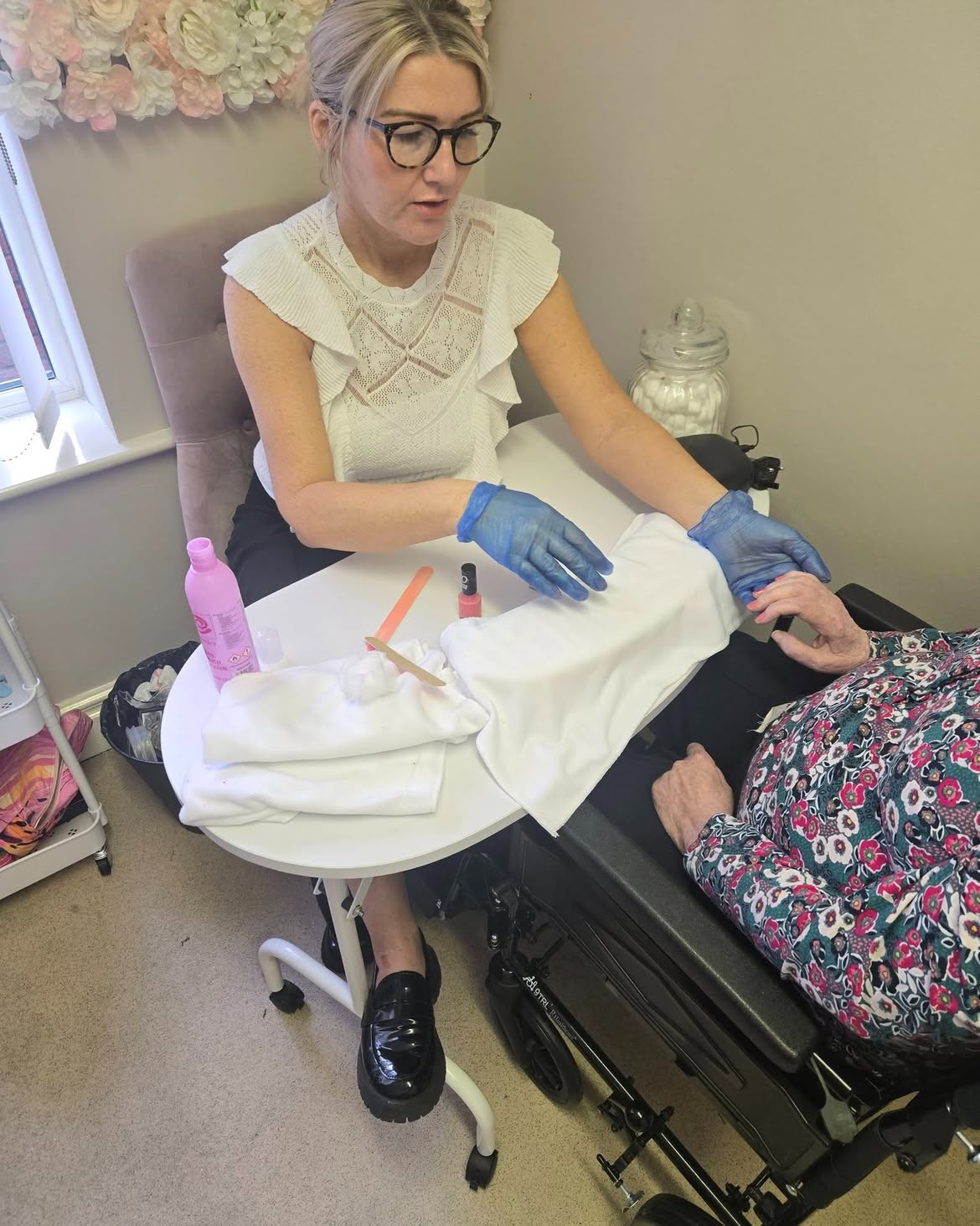 #LindisfarneSeaham 
Residents enjoyed a lovely pamper day with Ashley and our students 🤩