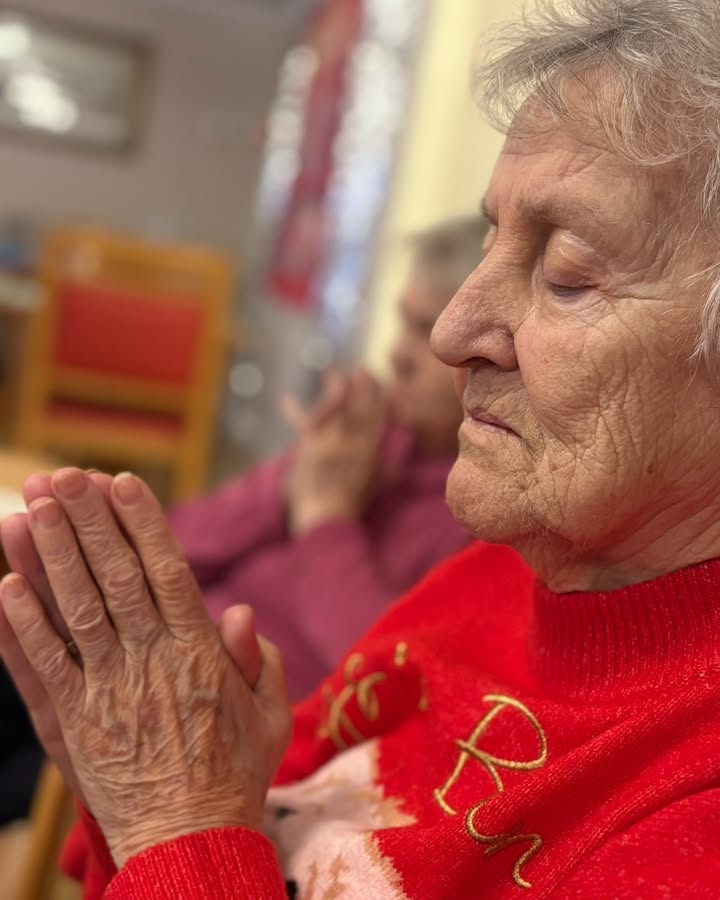 #lindisfarneshotton 

 We were very grateful to welcome the Vicar to our home, over the Festive period, for a lovely visit.
Our residents spent a peaceful and uplifting time singing Christmas carols together and sharing moments of prayer.
It was a meaningful afternoon that brought comfort, joy, and a wonderful sense of togetherness as we prepare for Christmas 🎄✨