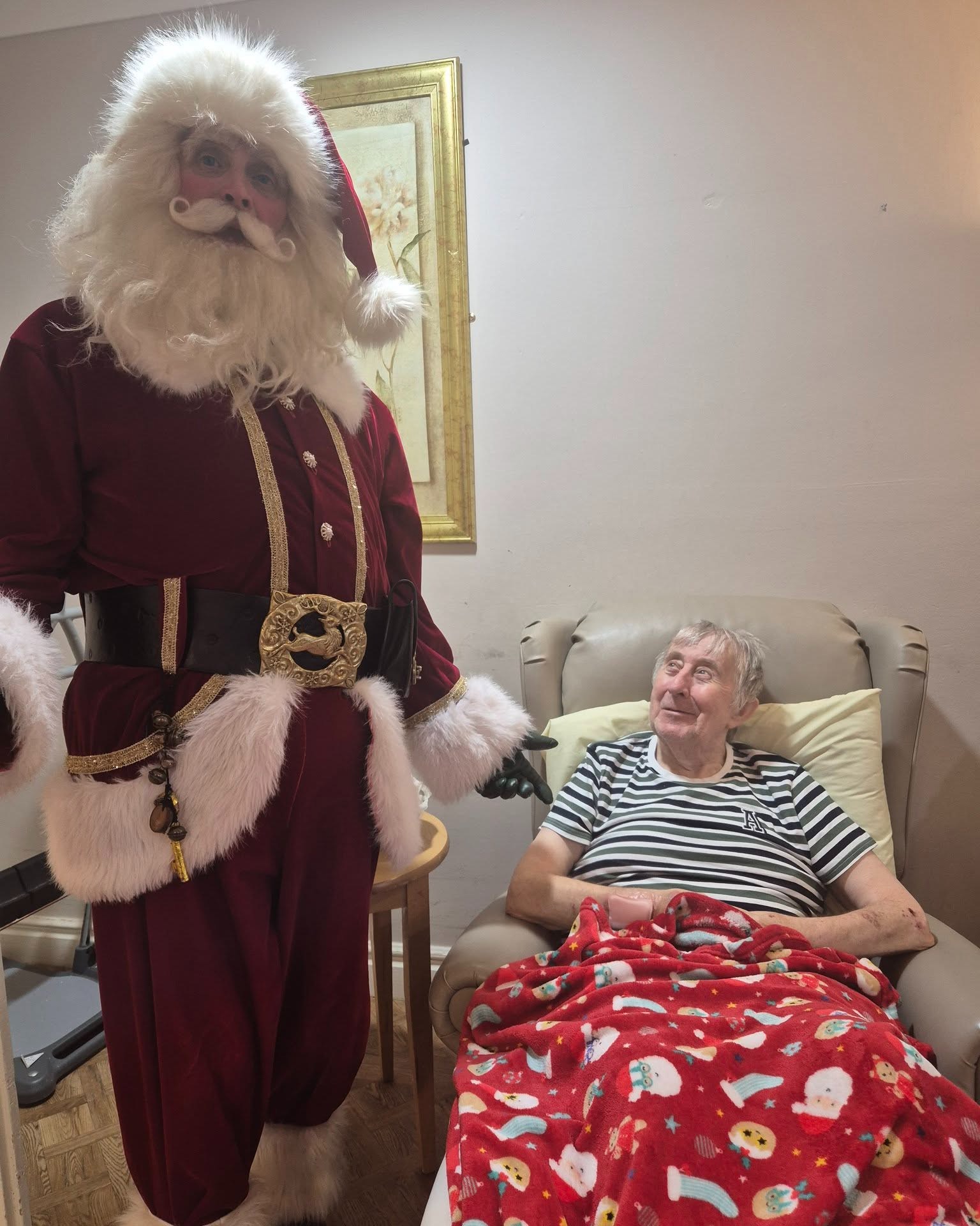 Santa visited #lindisfarneouston 🎅🏻 The residents were thrilled to see him! Thanks Santa 🥰
Hope everyone had a Merry Christmas!