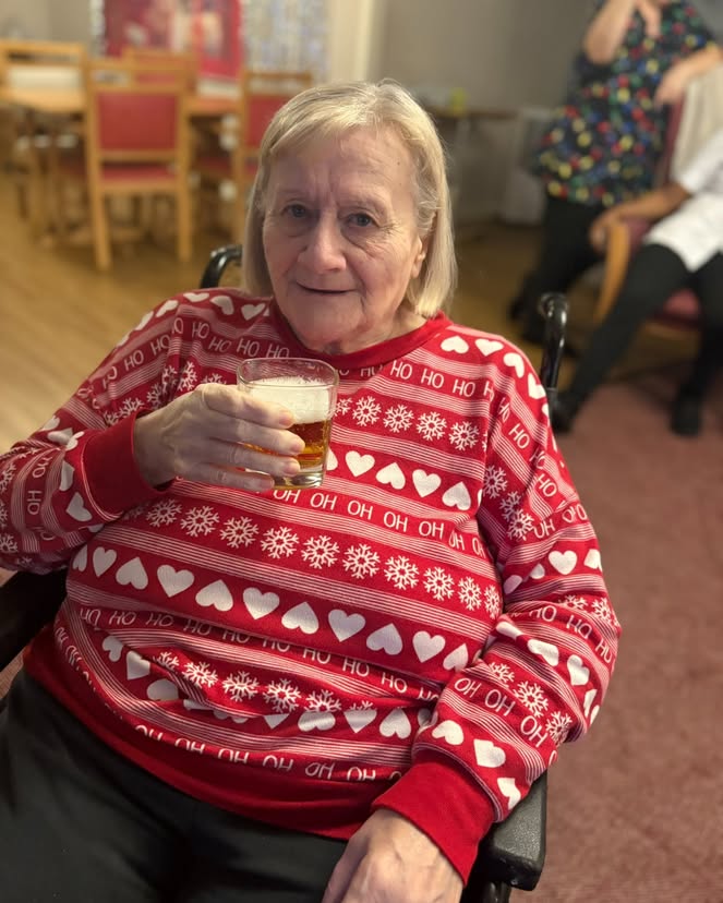 #throwback to a day full of festive joy at #lindisfarneshotton ✨🎄

Our residents enjoyed a lovely social morning watching the Salvation Army Christmas carollers, filling the home with festive music and smiles. The celebrations continued into the evening with everyone cosy in their PJs, sipping hot chocolate, enjoying tasty snacks, and watching White Christmas together. A truly heart-warming day ❤️☕🎶
