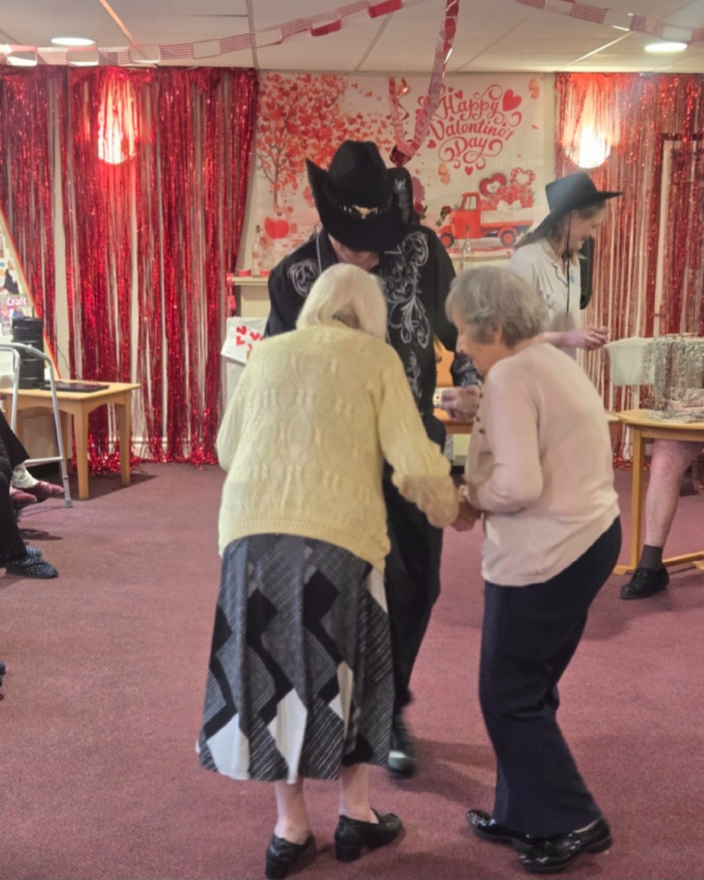#lindisfarneseaham residents had a great time with Gillian singing country and western yesterday and our very own Senior Ian joined in giving them a few songs. 🤩