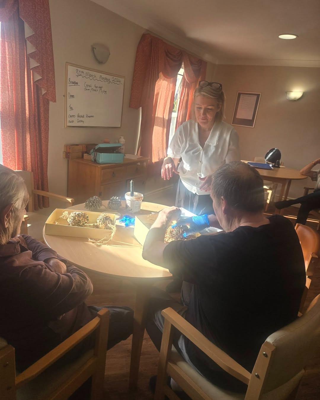 Residents at #lindisfarneseaham have been making bird feeders with peanut butter covered with bird seeds 🐦