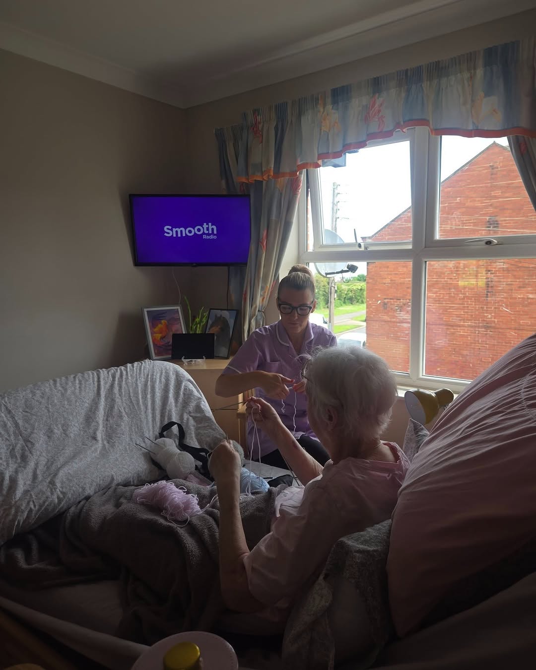 #lindisfarneseaham 
A heart warming moment where a Resident was teaching Ashley how to knit 🤩