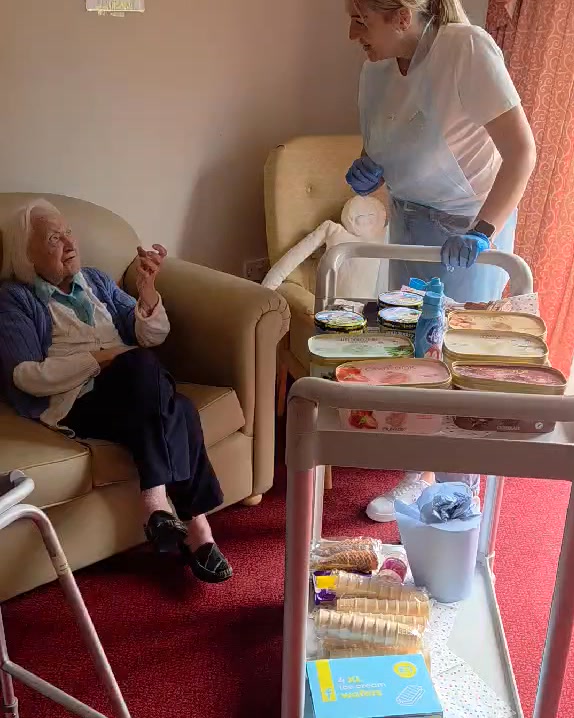 #lindisfarneseaham 

Yesterday, residents enjoyed treats from Ashley's ice cream trolley 🍧😍