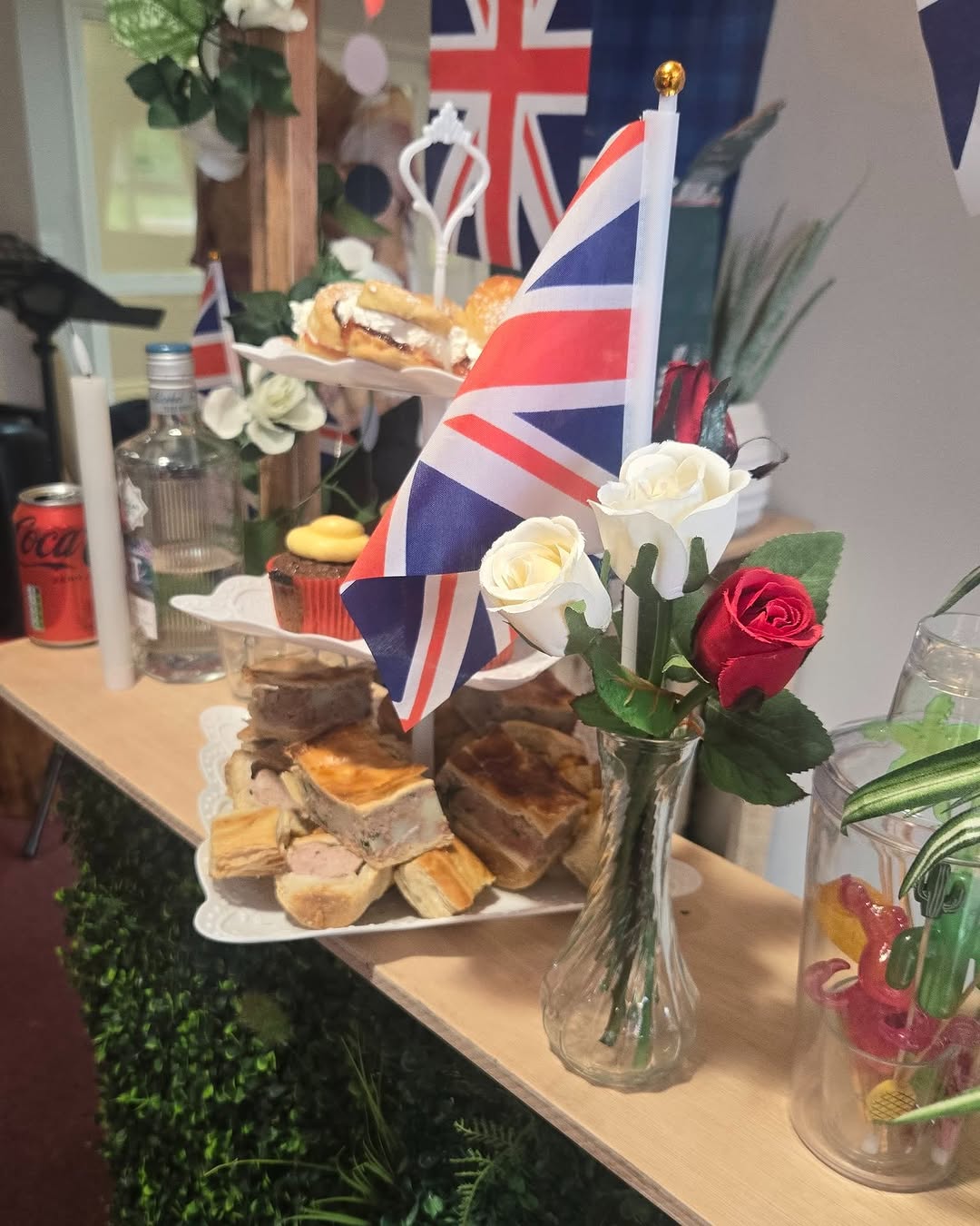 #lindisfarneseaham 

Residents enjoyed a lovely afternoon tea with Easy listening Entertainment to celebrate Father's Day and the King's birthday 🤩