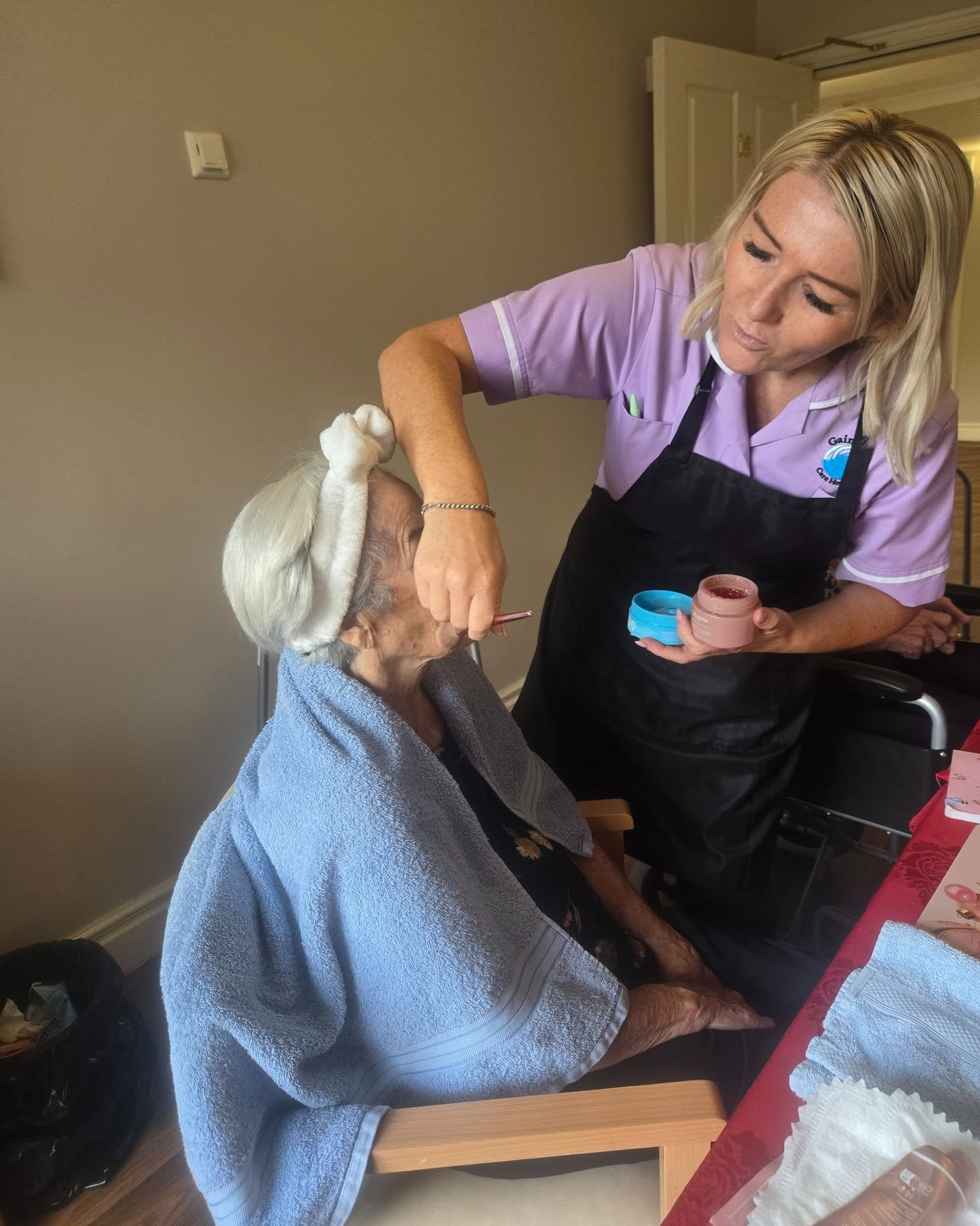 #lindisfarneseaham 
Residents enjoyed  a mini spa day with a facial, hand massage and  music 💆‍♀️