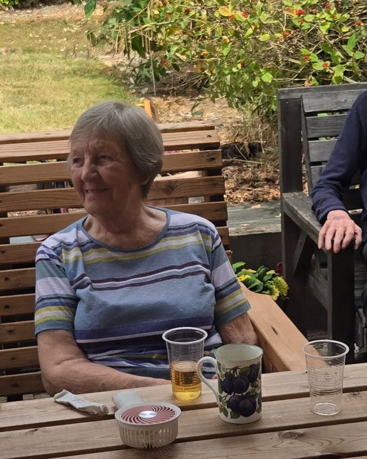 #lindisfarneseaham 

Residents enjoyed lunch in the sun with a BBQ and entertainment from Ben Walton.