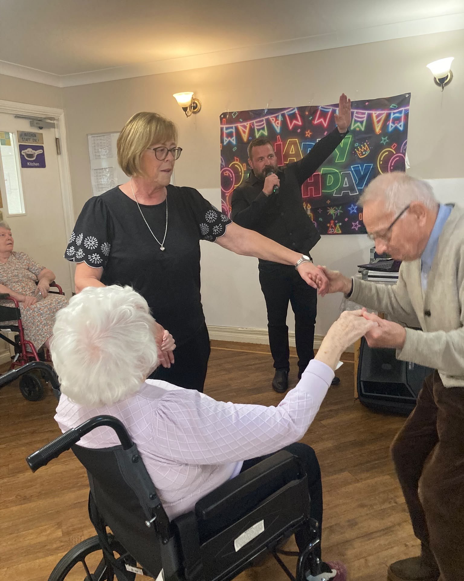 #stmarysnursinghome

Yesterday, we celebrated Sharon’s birthday with her family and friends with the amazing Gary James singing for us 😍